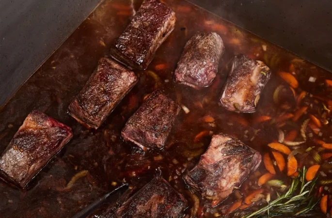 Stainless steel commercial tilting braising pan with open lid