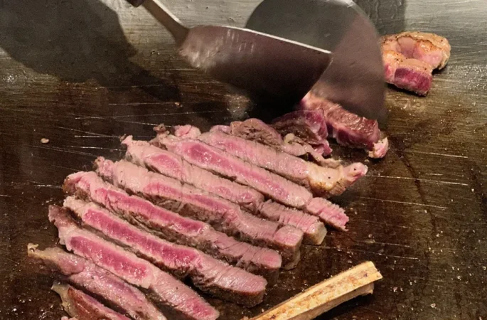 Commercial clamshell griddle for efficient and versatile cooking in commercial kitchens