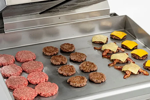 **alt标签**：Clamshell griddle for efficient and even cooking in commercial kitchens